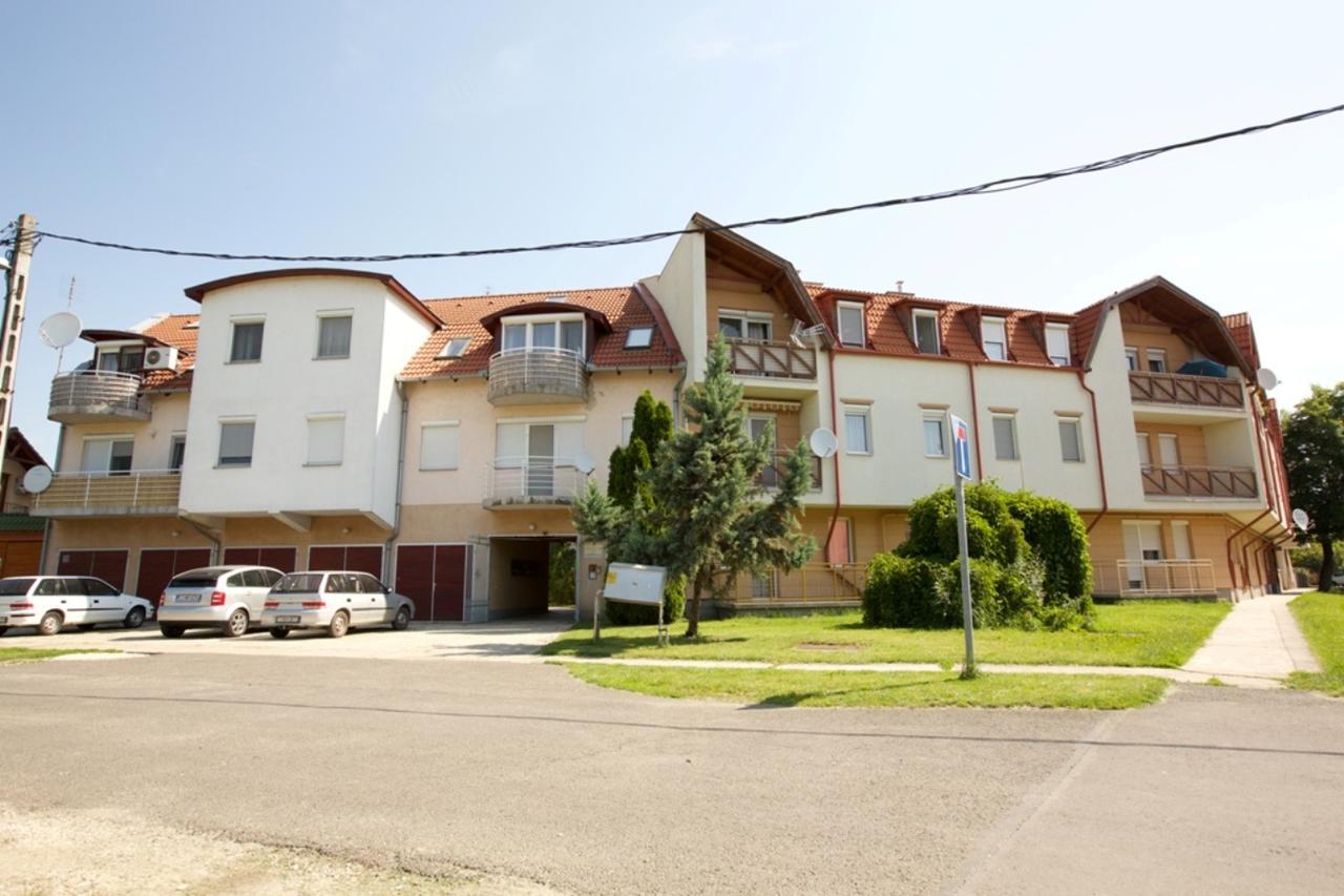 Zoli Apartmanok-Adri Koelcsey 32 Hajduszoboszlo Exterior foto