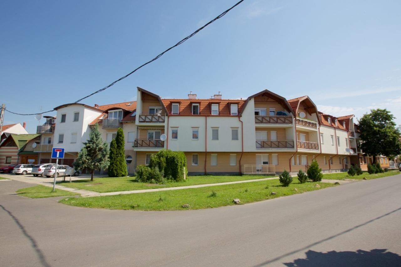 Zoli Apartmanok-Adri Koelcsey 32 Hajduszoboszlo Exterior foto